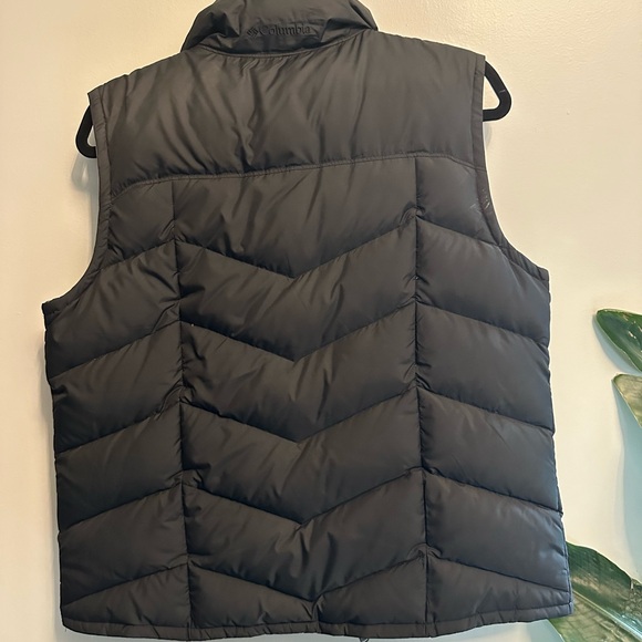 Columbia down vest. Large. Reversible. Black outside, gray inside. - Picture 2 of 6